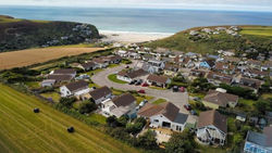 Cosy Hideaway with Sea Views and Private Garden