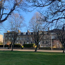 Historic Perth townhouse apartment w. park view