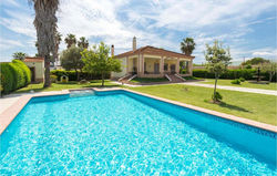 Amazing home in Los Palacios with Outdoor swimming pool, WiFi and 3 Bedrooms