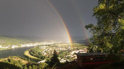 Maisonnette et roulotte perchées en Ardèche