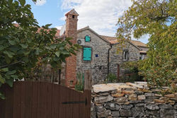 Stonehouse Zena with outdoor Kitchen and Garden