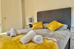 RW12 Couple Professional Guest House City Center SA1 Close to the Beach