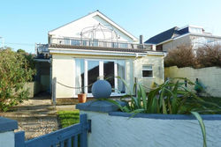 Stylish apartment, 2 mins walk from Ogmore beach with private garden, sea views & sunsets, dog friendly