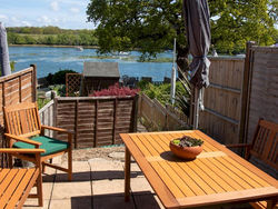 Pass the Keys 3Bed Family Home with Direct water access, Sleeps 6