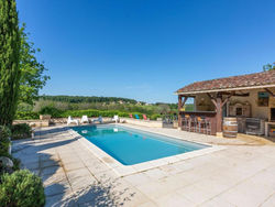 Fantastic Holiday Home in Dégagnac with Jacuzzi