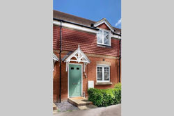 NEW - Wokingham - 2 bed House with garden