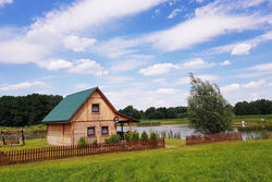 Domek nad stawem / A cozy cottage by the pond
