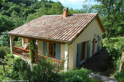 Villa Domaine Liberté avec prairie et forêt au bord d'une rivière en Ardèche