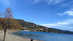 Au pied du Massif des Maures, sur la baie du Lavandou.