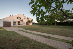 Villa Bosa-house with a big garden, 5min from sea