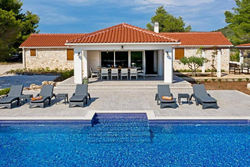 Luxury Villa Nature with heated private pool, sauna & fire pit