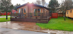 Chatsworth lodge with hot tub.