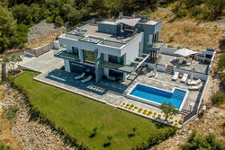 Villa Navisus with heated pool and roof top jacuzzi-150m from the beach