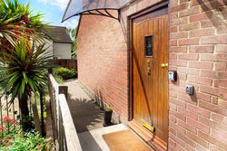 Sunninghill Village - 2 Bed - Parking and garden