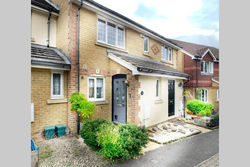 Knaphill - 2 Bed House - Private Garden & Parking