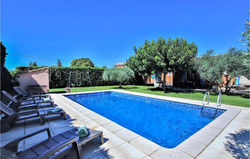 Stunning home in Carpentras with Outdoor swimming pool, WiFi and 4 Bedrooms