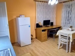 Rodinný apartmán s posedením pod košatým orechom.