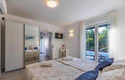 Beautiful home in Medulin with Outdoor swimming pool, WiFi and 4 Bedrooms