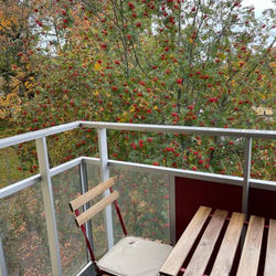 Min lägenhet finns på ett skönt ställe nära centrum och sjön en skön möblerad etta med balkong