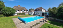 Beautiful Thatched Cottage, Great for families, sleeps 7-10 people, Dog Friendly!