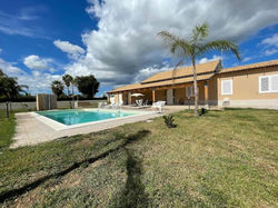 Villa Nunzia con piscina, sauna e idromassaggio.