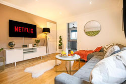 Pannier House - Central MK - Free Parking, Garden, Smart TVs with Netflix by Yoko Property