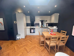 Streatham House - Detached 2 Bedroom 2 Bathroom House SLEEPS 6 with Garden