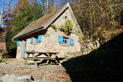 Ancienne petite marcairerie de montagne rénovée cadre rustique