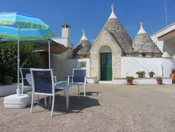 Trullo Mariuccia con un vasto giardino immerso nel silenzio