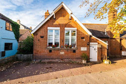 The Old Schoolroom - Unique & Central with Parking