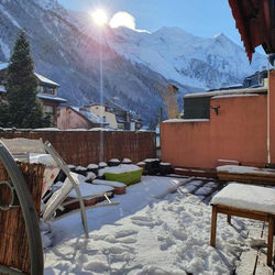 Chamonix Hyper centre . terrasse vue mont blanc . parking