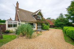 Coastal cottage sleeping 10 with hot tub - 5 minutes to beach