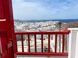 Elenitas Town house with Balcony and Sea View