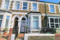 Three Bedroom Townhouse - Free Local Parking - by PROPERTY PROMISE