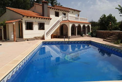 Vakantievilla met groot zwembad heeft 4 slaapkamers en is geschikt voor 8 personen, ideaal voor 1 of 2 gezinnen. Ayora ligt in 1 van de mooiste vallei van spanje Het huis grenst aan prachtig natuurgebied 