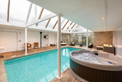 Historic country house retreat with indoor swimming pool and hot tub, ideal for large groups