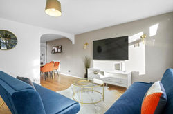 Cosy 3 Bedroom with Free Parking, Garden and Smart TV with Netflix by Yoko Property