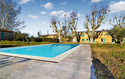 Beautiful home in Saint-Maximin with WiFi, Outdoor swimming pool and 5 Bedrooms