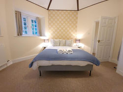 Cosy 1-bedroom cottage next to Combe Lodge Venue