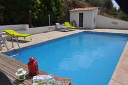 villa avec piscine et vue panoramique sur mer et montagne