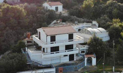 Lovely Villa with a swimming pool right by the sea