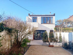 Dunes et Mer is a cozy house with a fenced garden and a terrace