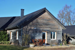 La Tuillère : maison en bois avec vue et piscine