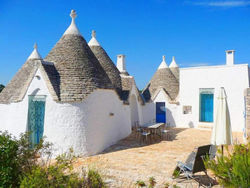 TRULLO AZZURRO...in un mare di verde