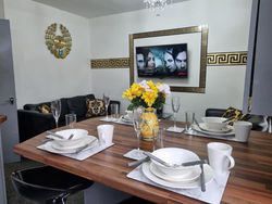 ** Luxurious & Cosy lovely well equipped home + Free Parking + Free Fast WiFi **