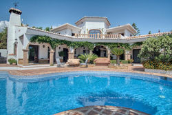 Luxury 4-bedroom villa, private pool and outhouse