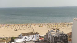 Apartamento com grandes terraços em frente a Praia