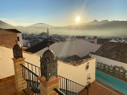 Eagles Nest - Massive townhouse with Pool with outstanding views