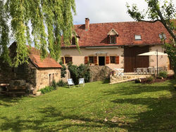 Gîte Le Mur magnifique longère au Bourgogne-du-Sud